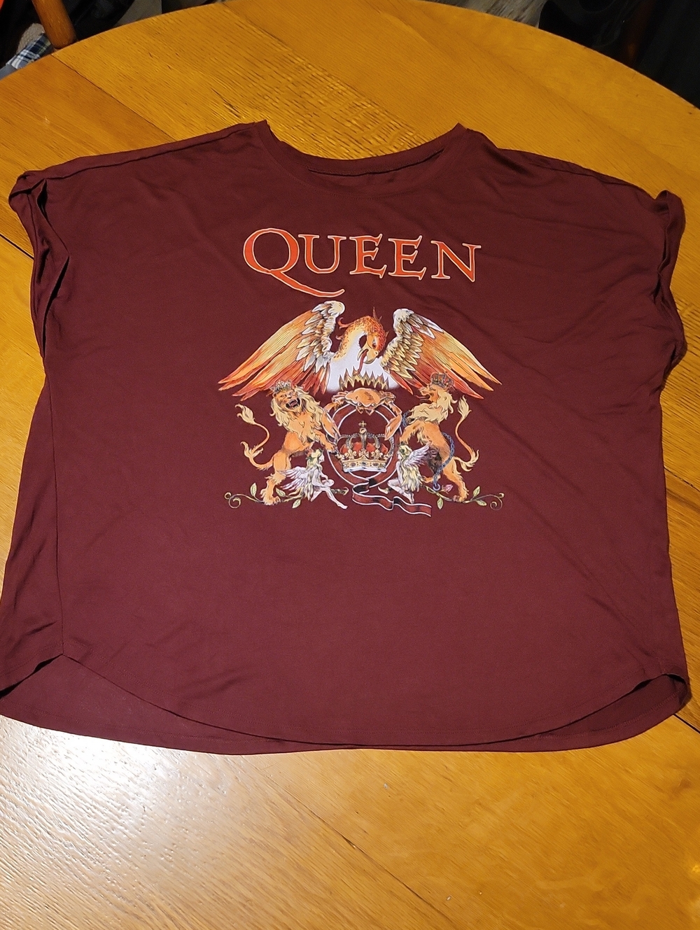 Queen Graphic Short-Sleeve Tee in Maroon